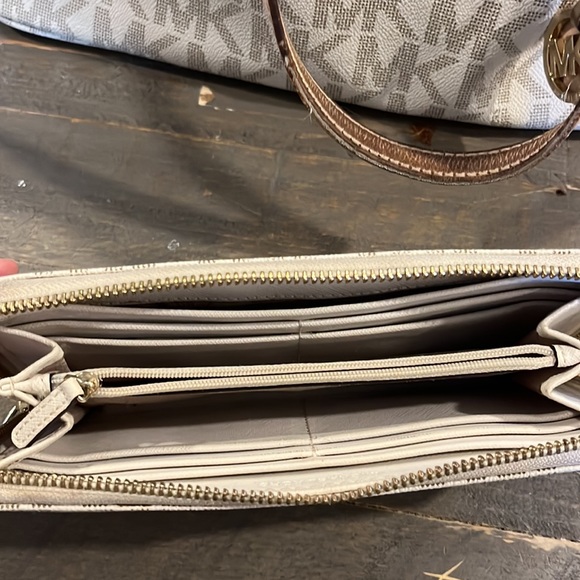 Michael Kors purse and wallet - Picture 3 of 4